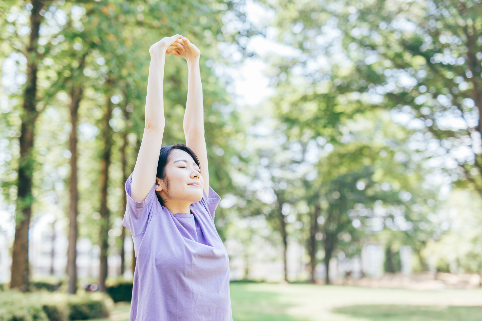 森でヨガをする女性
